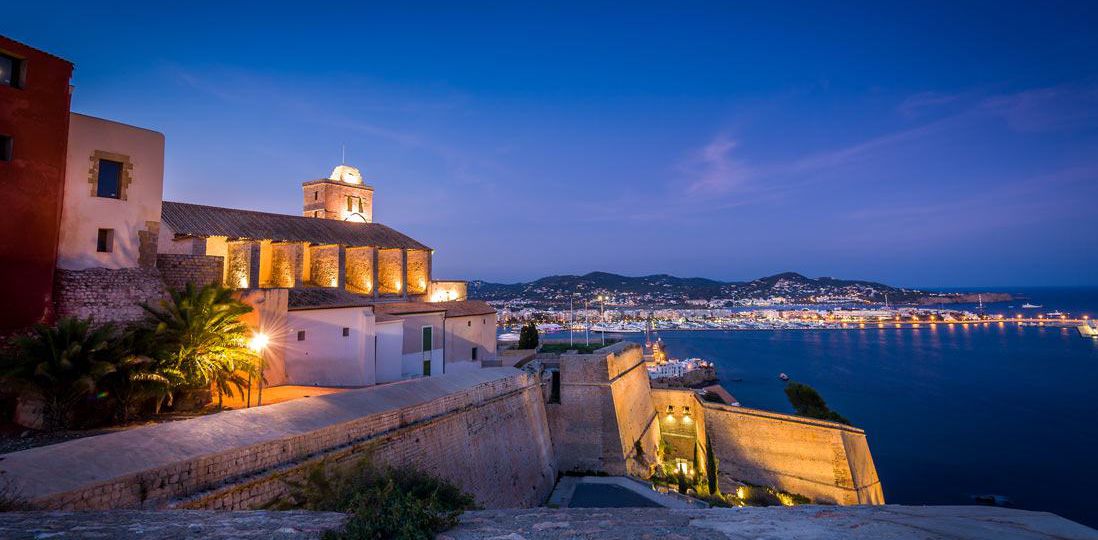 Anochecer-en-Dalt-Vila-Ibiza